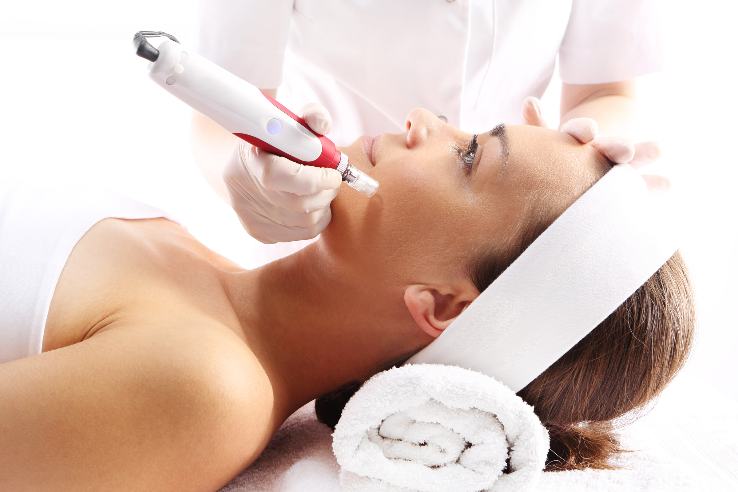 Microneedling beim Arzt (Foto: Shutterstock)